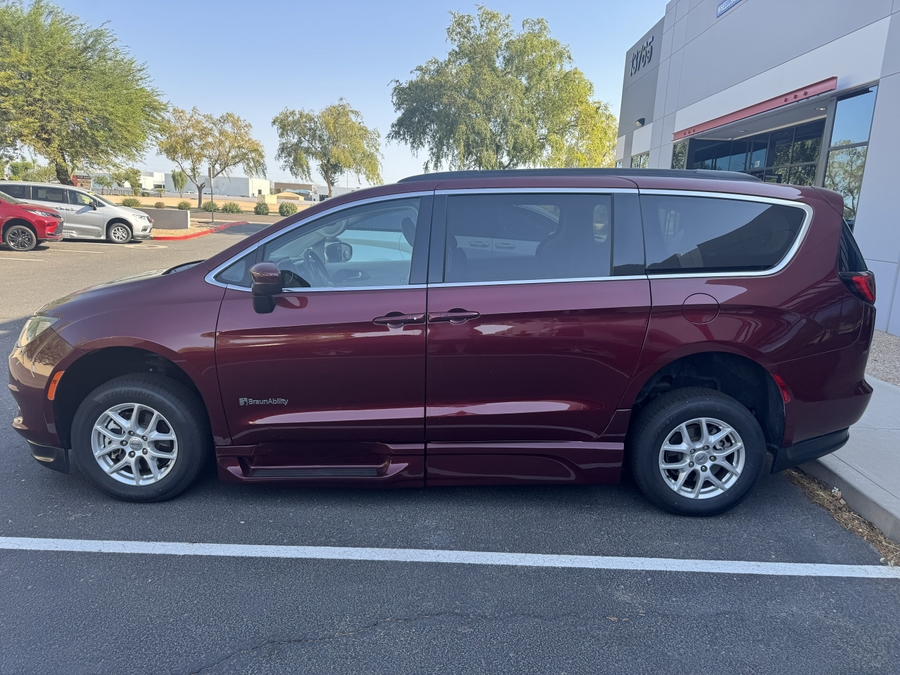 Used 2021 Chrysler Voyager LXi - BraunAbility Side Entry Fold Out Automatic Ramp