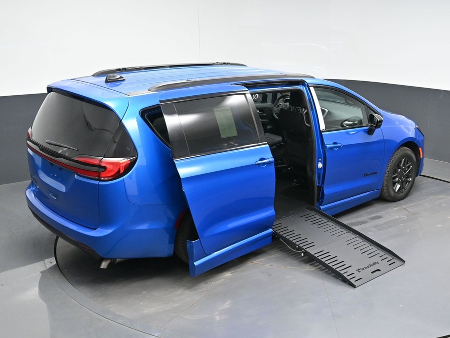 New 2027 Chrysler Pacifica Select Sport - BraunAbility Side Entry Fold Out Automatic Ramp