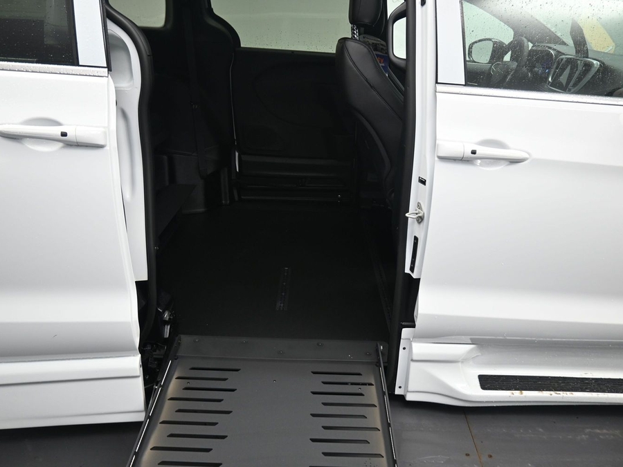 White Chrysler Pacifica image number 15