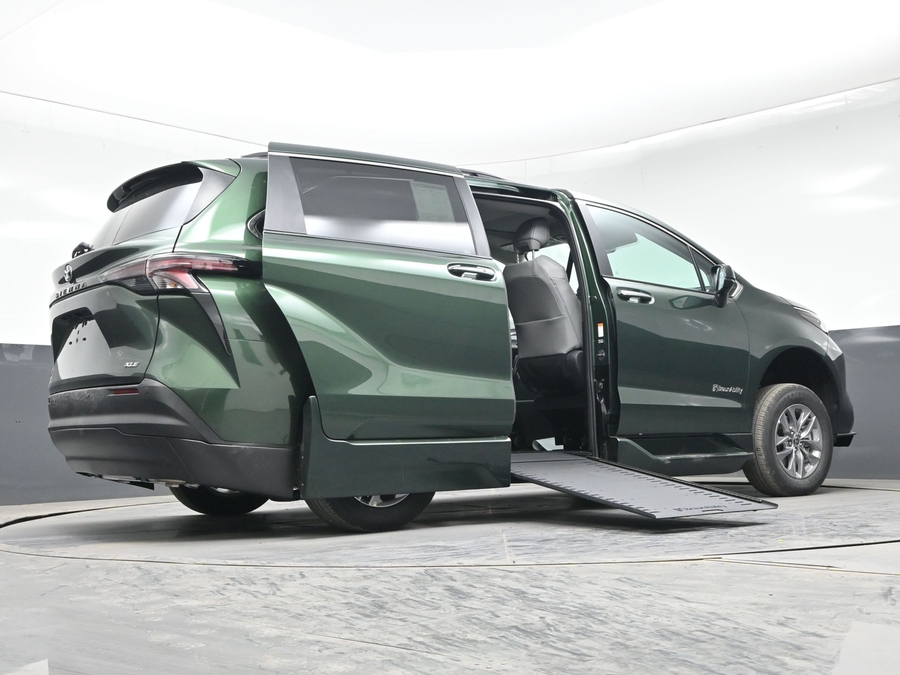 New 2026 Toyota Sienna Hybrid XLE Base - BraunAbility Side Entry Fold Out Automatic Ramp