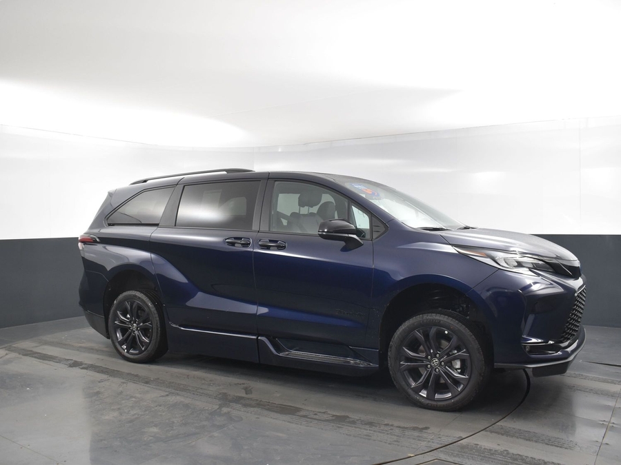 New 2025 Toyota Sienna Hybrid XSE Sport - BraunAbility Side Entry Entry Fold Out Automatic Ramp
