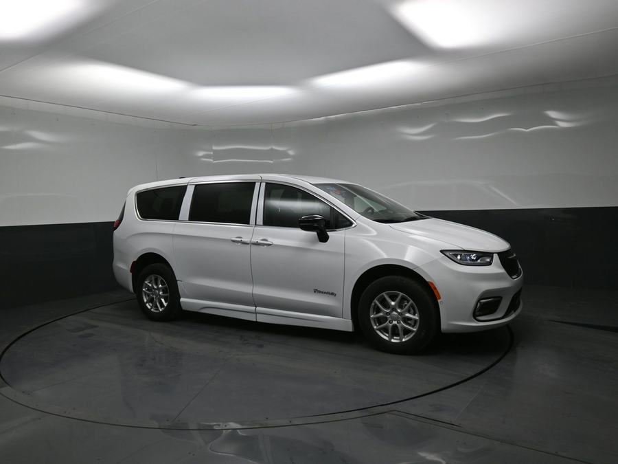 White Chrysler Pacifica image number 17