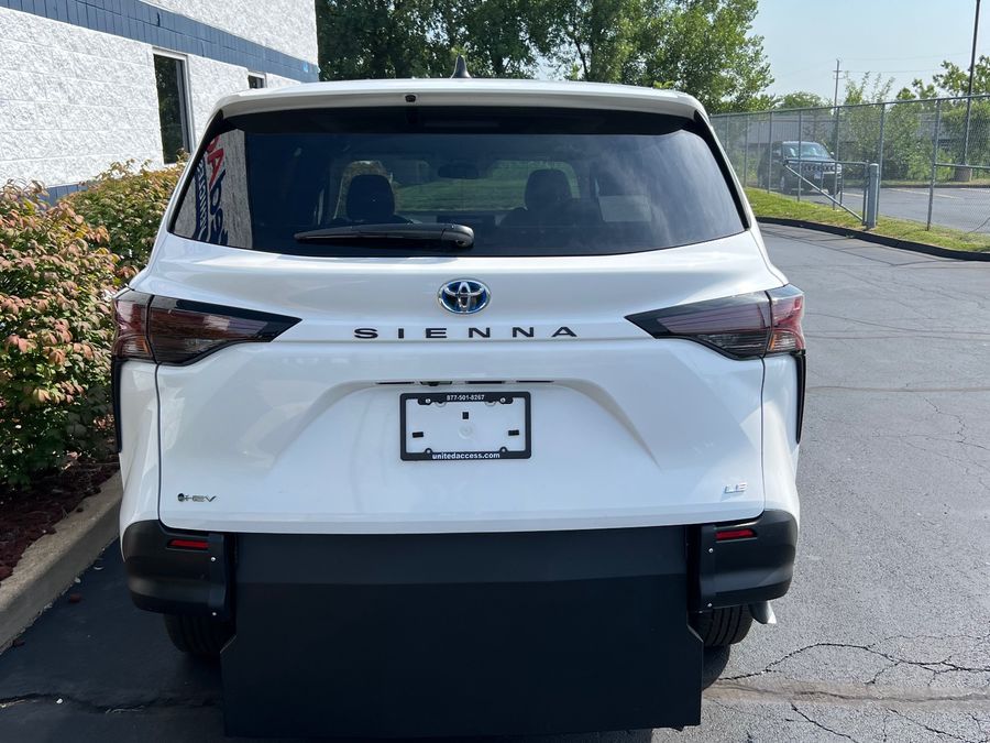 New 2025 Toyota Sienna Hybrid LE - Vantage Mobility Commercial Rear Entry Entry Fold Out Manual Ramp