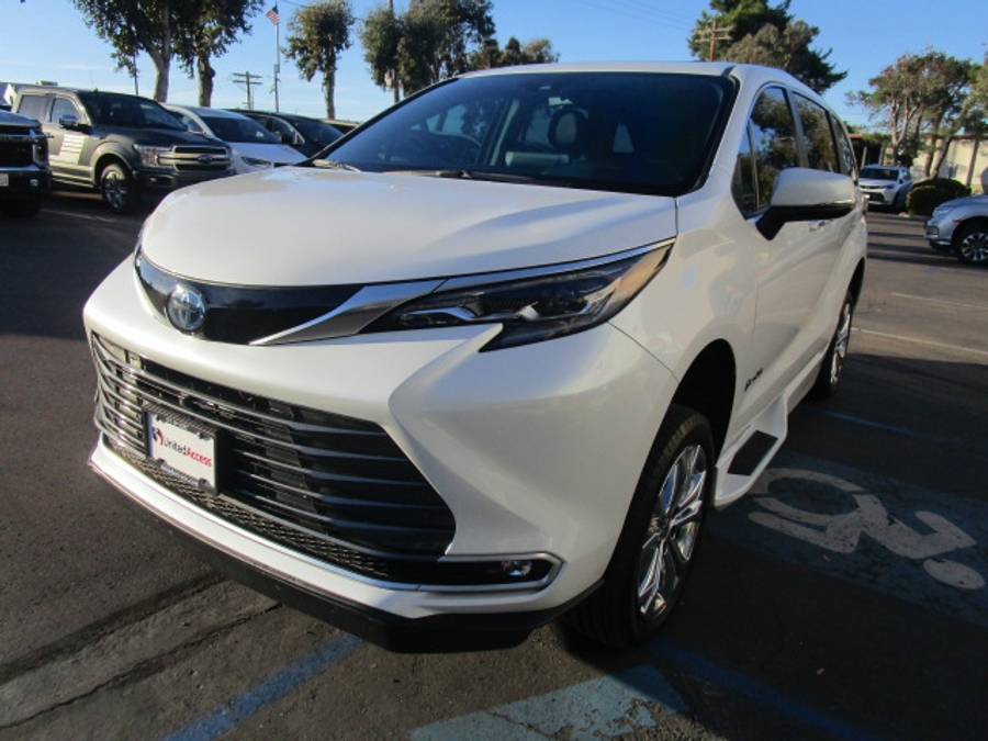 Used 2024 Toyota Sienna Hybrid Platinum - BraunAbility Side Entry Entry Fold Out Automatic Ramp