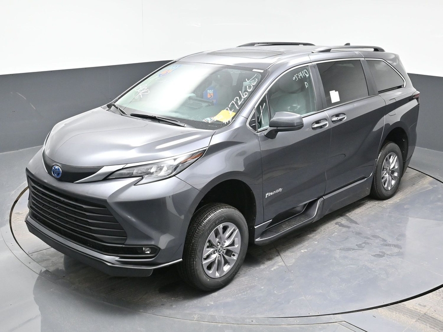 New 2025 Toyota Sienna Hybrid XLE Plus - BraunAbility Side Entry Entry Fold Out Automatic Ramp