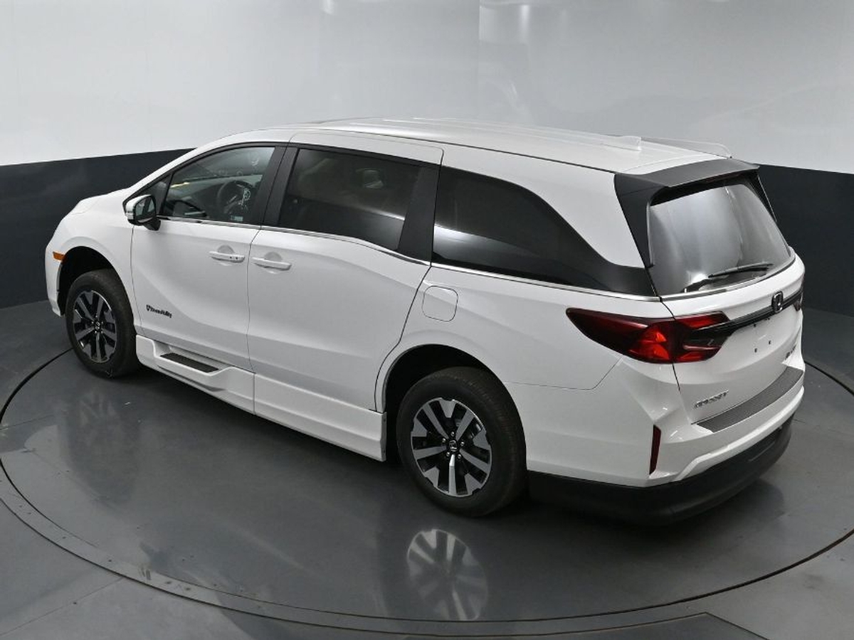 White Honda Odyssey image number 23