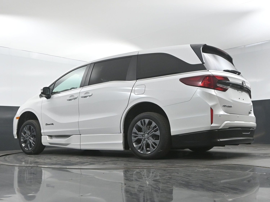 White Honda Odyssey image number 20