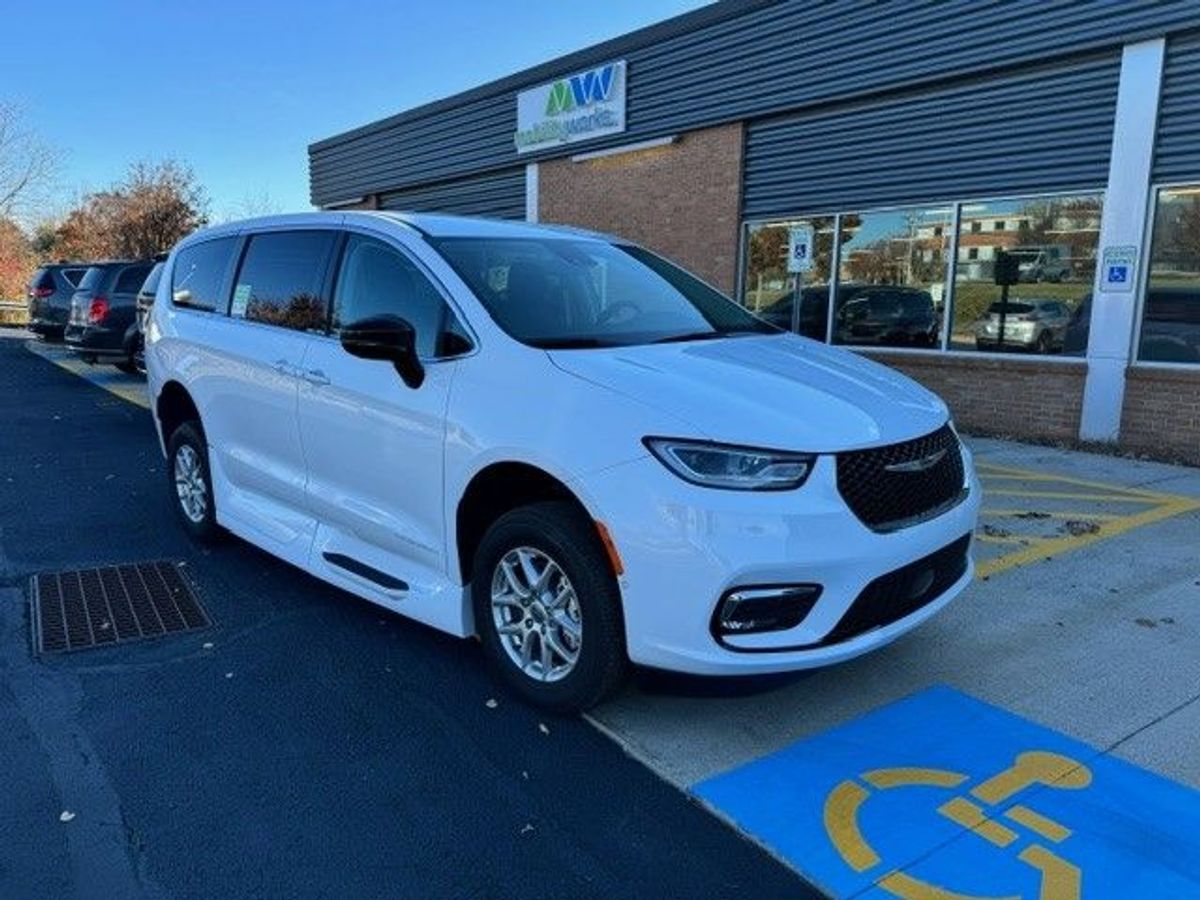 White Chrysler Pacifica image number 7