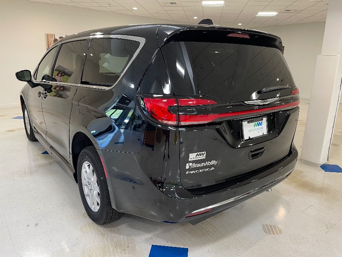 Black Chrysler Pacifica image number 5