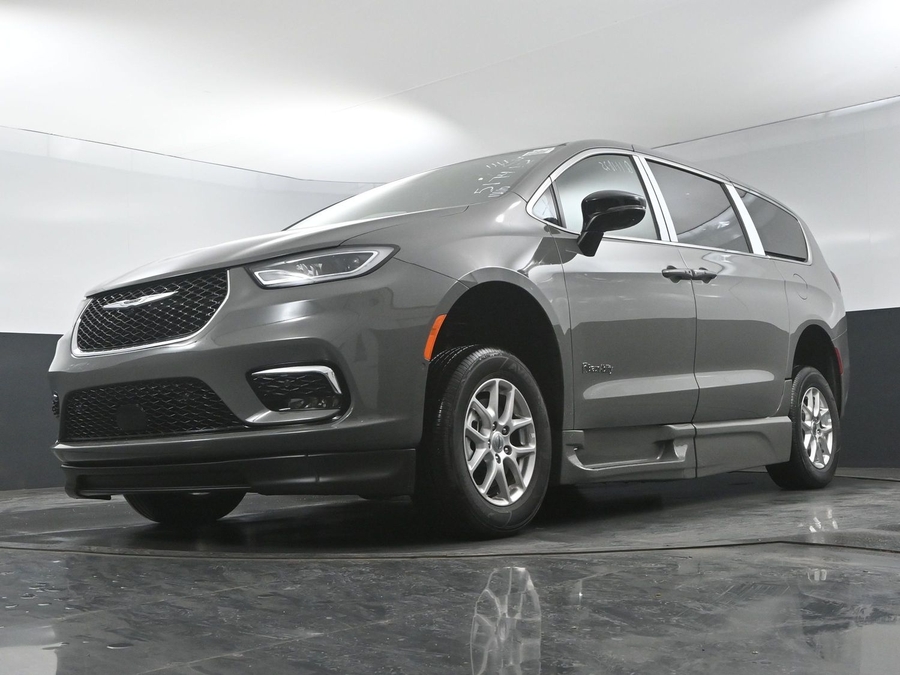 New 2025 Chrysler Pacifica Select Safety - BraunAbility Side Entry Entry Fold Out Automatic Ramp