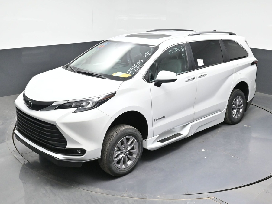 New 2026 Toyota Sienna Hybrid XLE Base - BraunAbility Side Entry In Floor Automatic Ramp