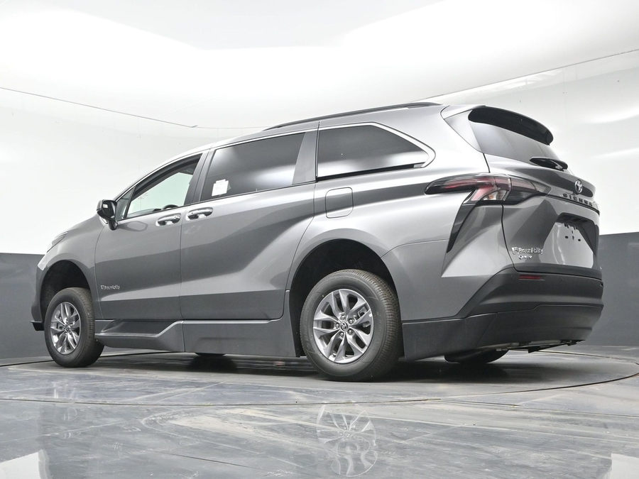 Grey Toyota Sienna image number 18