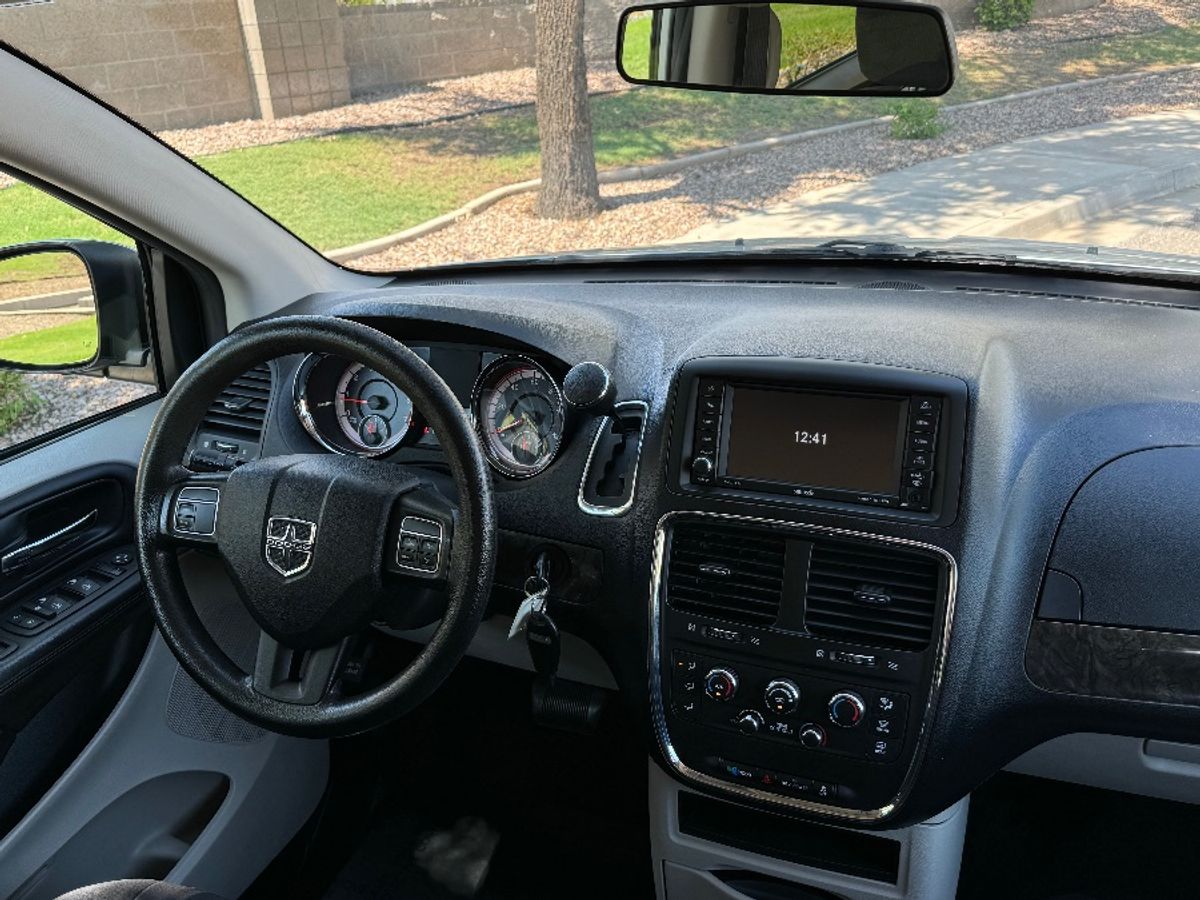 2011 DODGE GRAND CARAVAN - Image 4