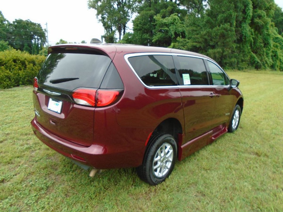 Red Chrysler Voyager image number 43