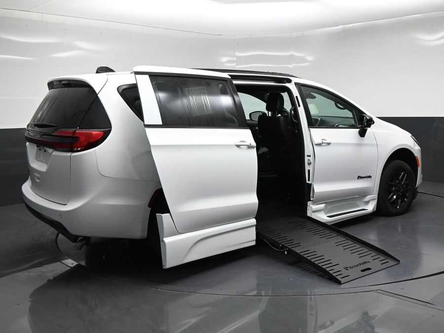 New 2027 Chrysler Pacifica Select Sport - BraunAbility Side Entry Fold Out Automatic Ramp