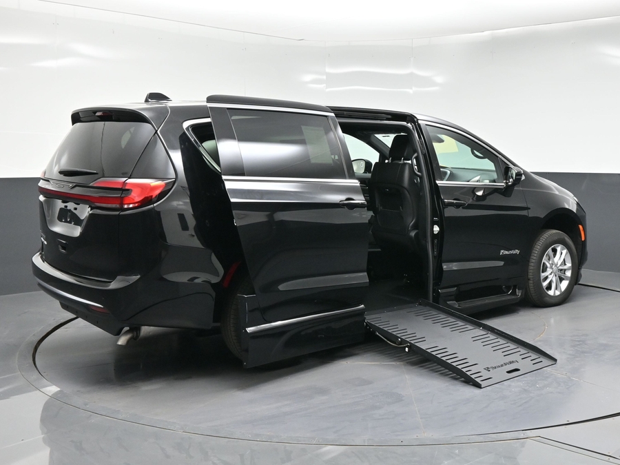 New 2027 Chrysler Pacifica Select Plus - BraunAbility Side Entry Fold Out Automatic Ramp