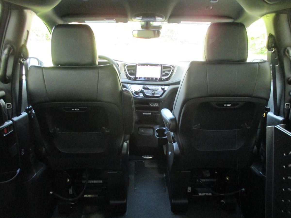 Grey Chrysler Pacifica image number 12