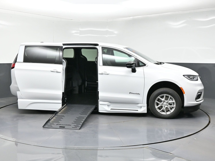 White Chrysler Pacifica image number 3