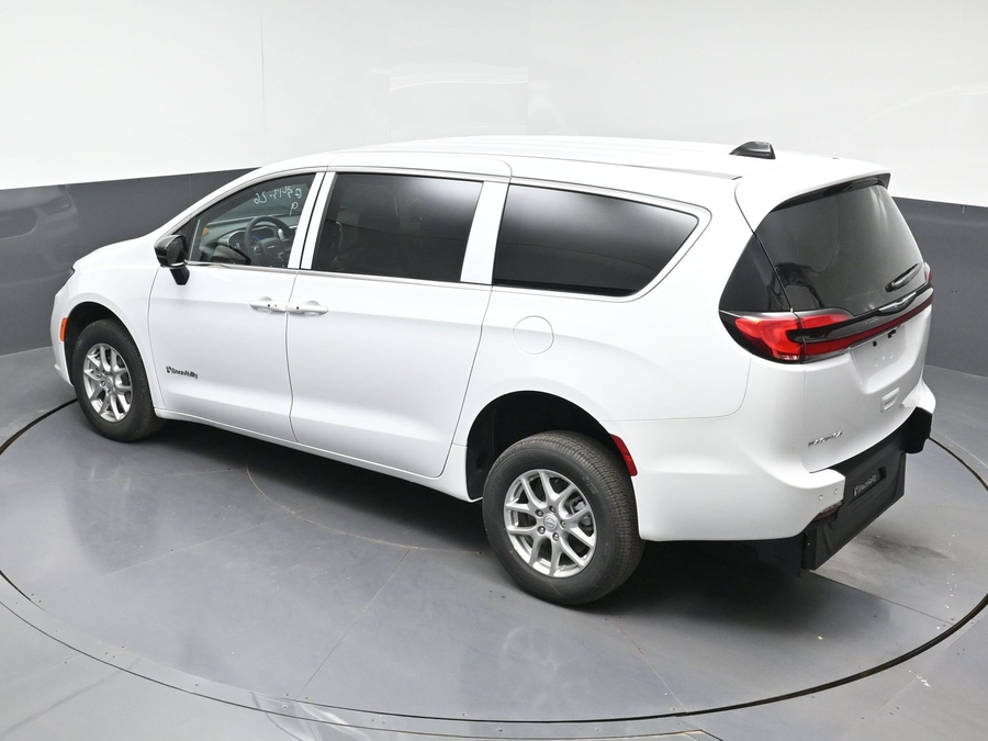 White Chrysler Pacifica image number 23