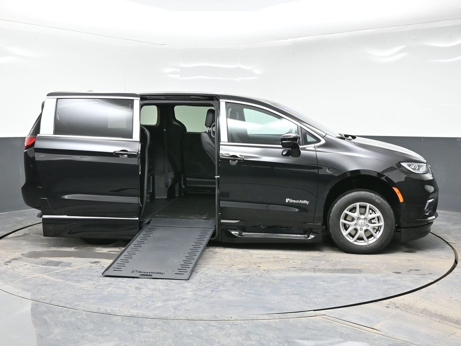 Black Chrysler Pacifica image number 7