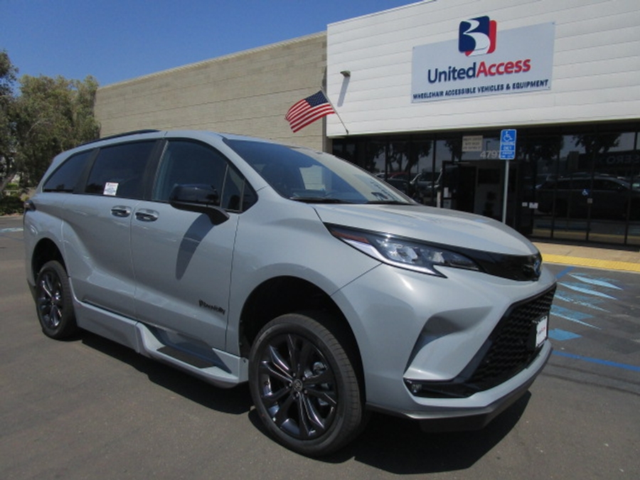 New 2026 Toyota Sienna Hybrid XSE Sport - BraunAbility Side Entry Entry Fold Out Automatic Ramp