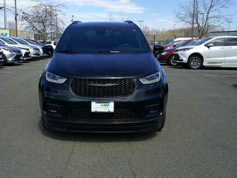 Black Chrysler Pacifica image number 3