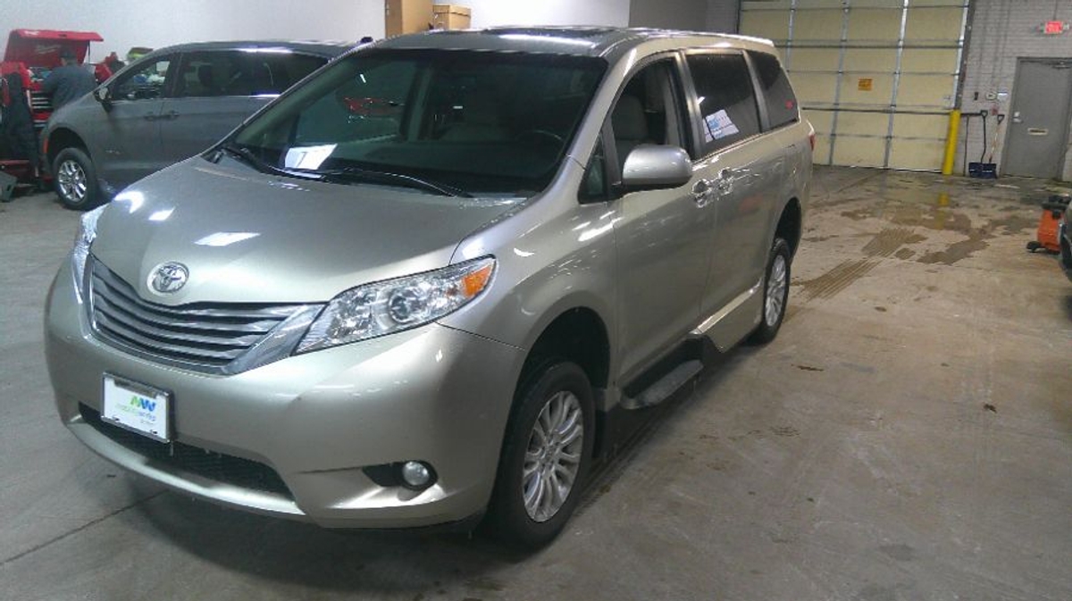 2015 TOYOTA SIENNA - Image 3