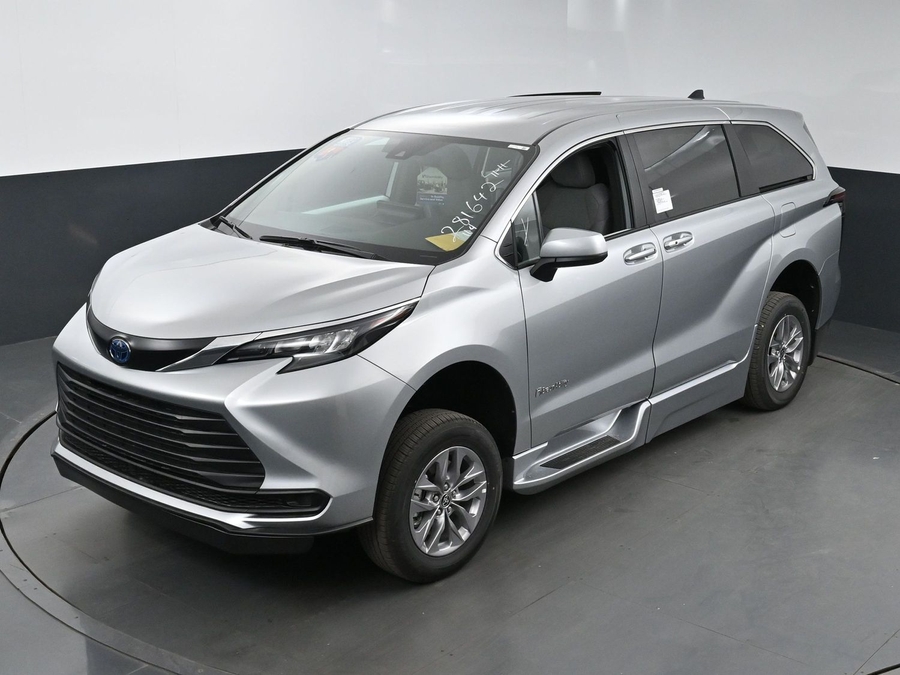 New 2025 Toyota Sienna Hybrid LE - BraunAbility Side Entry Entry Fold Out Automatic Ramp