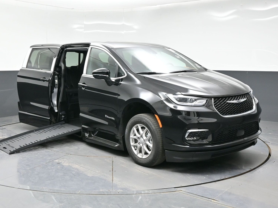 2026 Chrysler Pacifica Select's photo