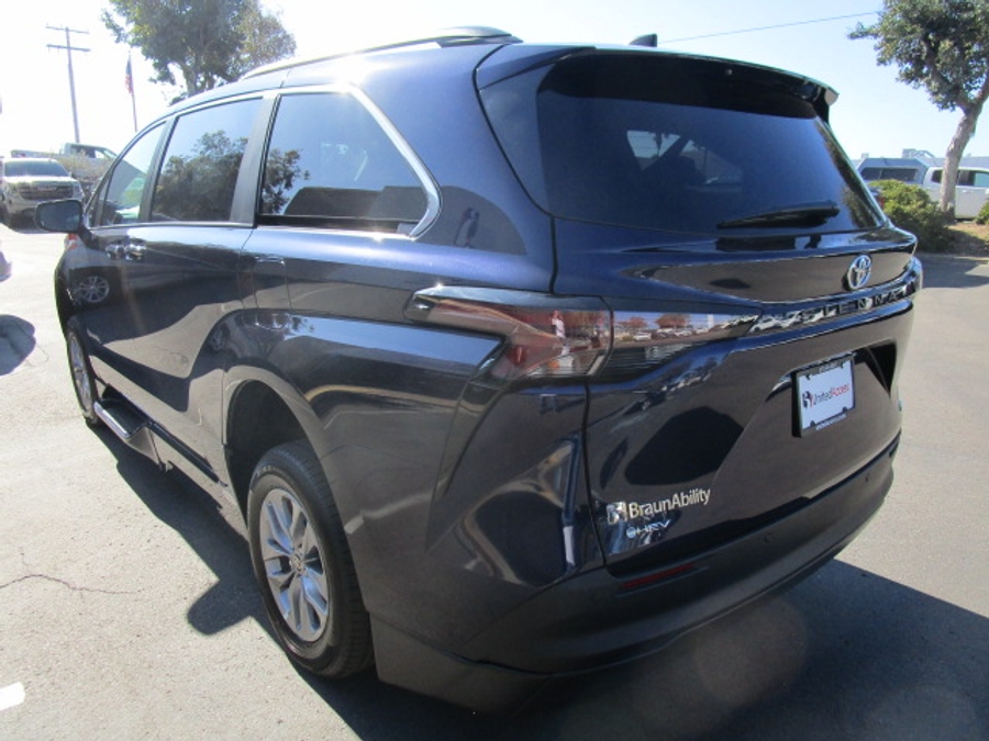 New 2025 Toyota Sienna Hybrid XLE Plus - BraunAbility Side Entry Entry In Floor Automatic Ramp