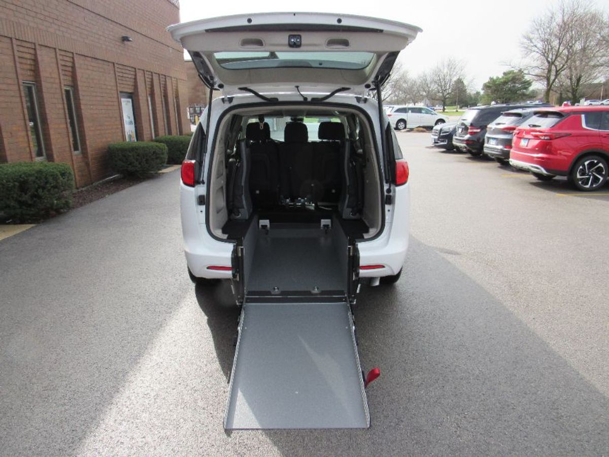 2024 CHRYSLER VOYAGER - Image 12