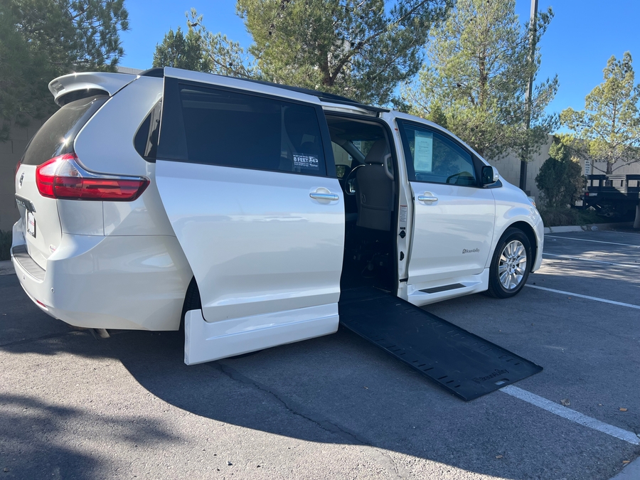 Used 2015 Toyota Sienna Limited - BraunAbility Side Entry Entry In Floor Automatic Ramp