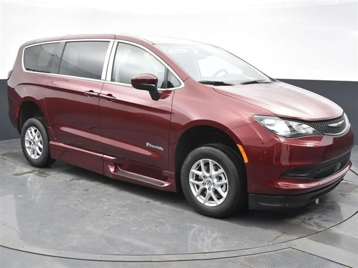 Red Chrysler Voyager image number 21