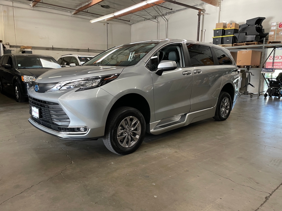 Used 2024 Toyota Sienna Hybrid XLE - BraunAbility Side Entry Fold Out Automatic Ramp