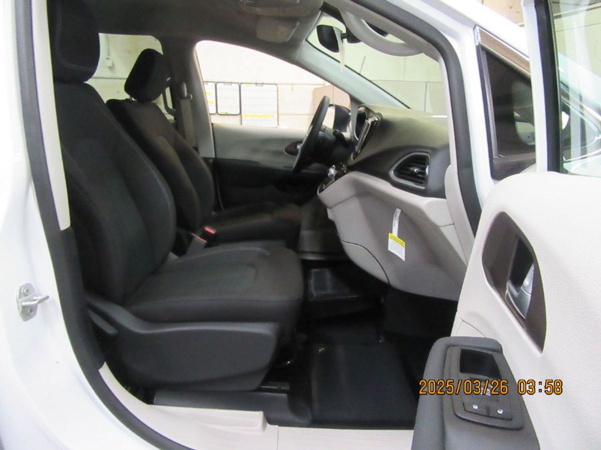 2024 CHRYSLER VOYAGER - Image 20
