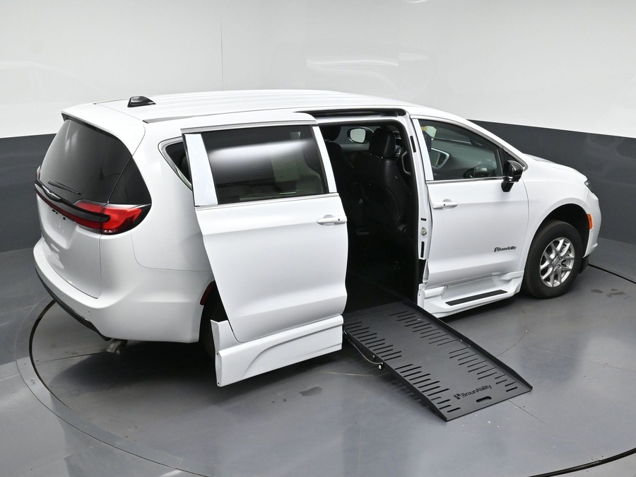 New 2026 Chrysler Pacifica Select Safety - BraunAbility Side Entry Fold Out Automatic Ramp