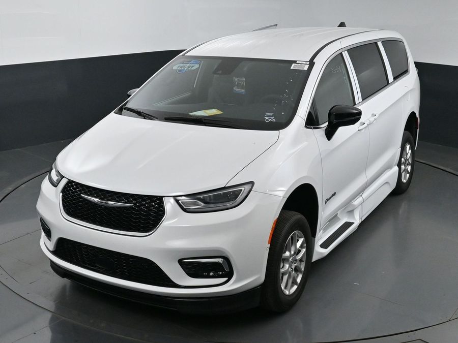 New 2025 Chrysler Pacifica Select Safety - BraunAbility Side Entry Entry Fold Out Automatic Ramp