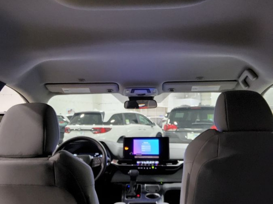 White Toyota Sienna image number 14
