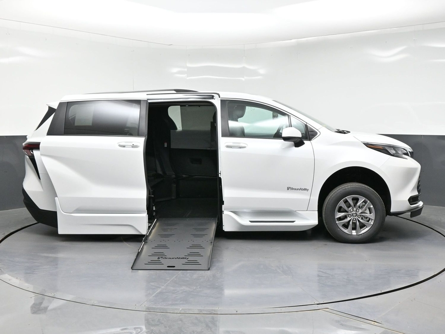 New 2026 Toyota Sienna Hybrid XLE Base - BraunAbility Side Entry Entry Fold Out Automatic Ramp