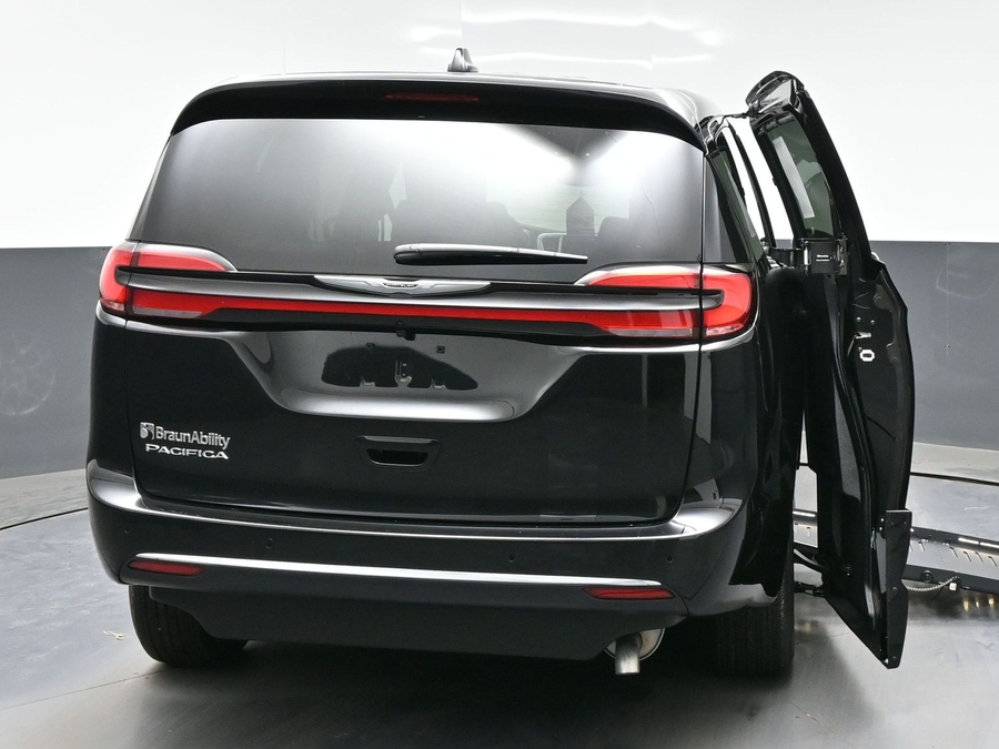Black Chrysler Pacifica image number 2