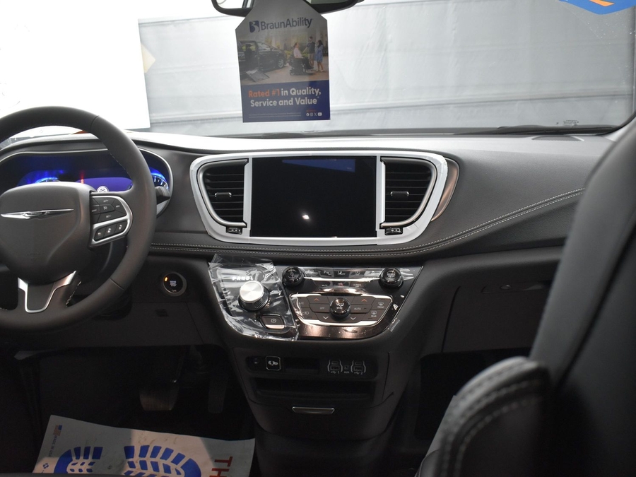 New 2025 Chrysler Pacifica Select Safety - BraunAbility Side Entry Entry Fold Out Automatic Ramp