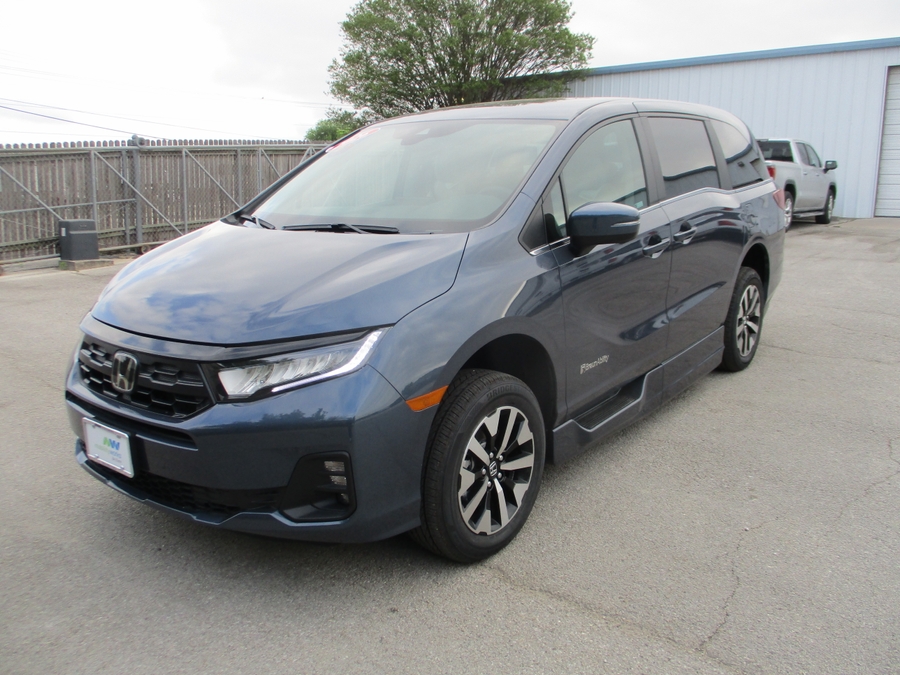 Blue Honda Odyssey image number 2