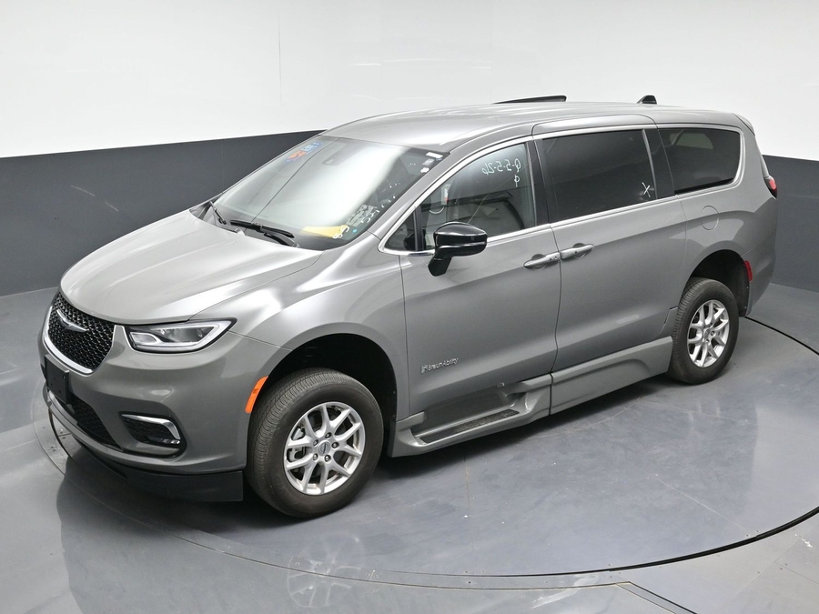 Used 2025 Chrysler Pacifica Select - BraunAbility Side Entry Entry Fold Out Automatic Ramp