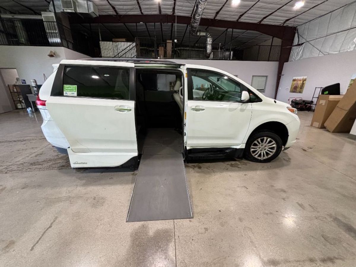 2013 Toyota Sienna XLE's photo