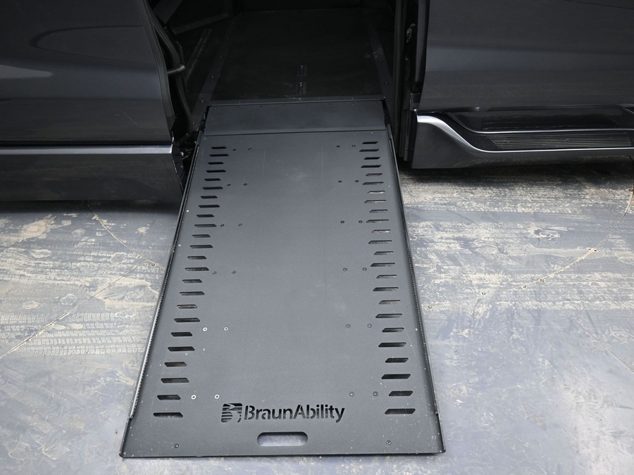 New 2025 Toyota Sienna Hybrid XLE Plus - BraunAbility Side Entry Entry In Floor Automatic Ramp