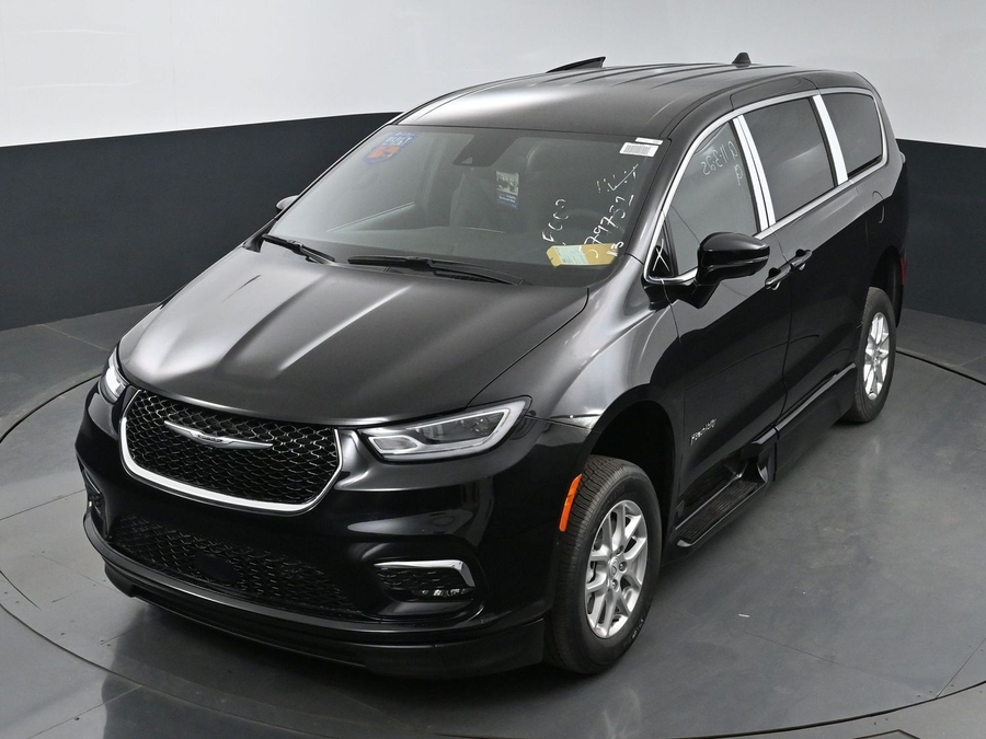 New 2025 Chrysler Pacifica Select Safety - BraunAbility Side Entry Entry In Floor Automatic Ramp