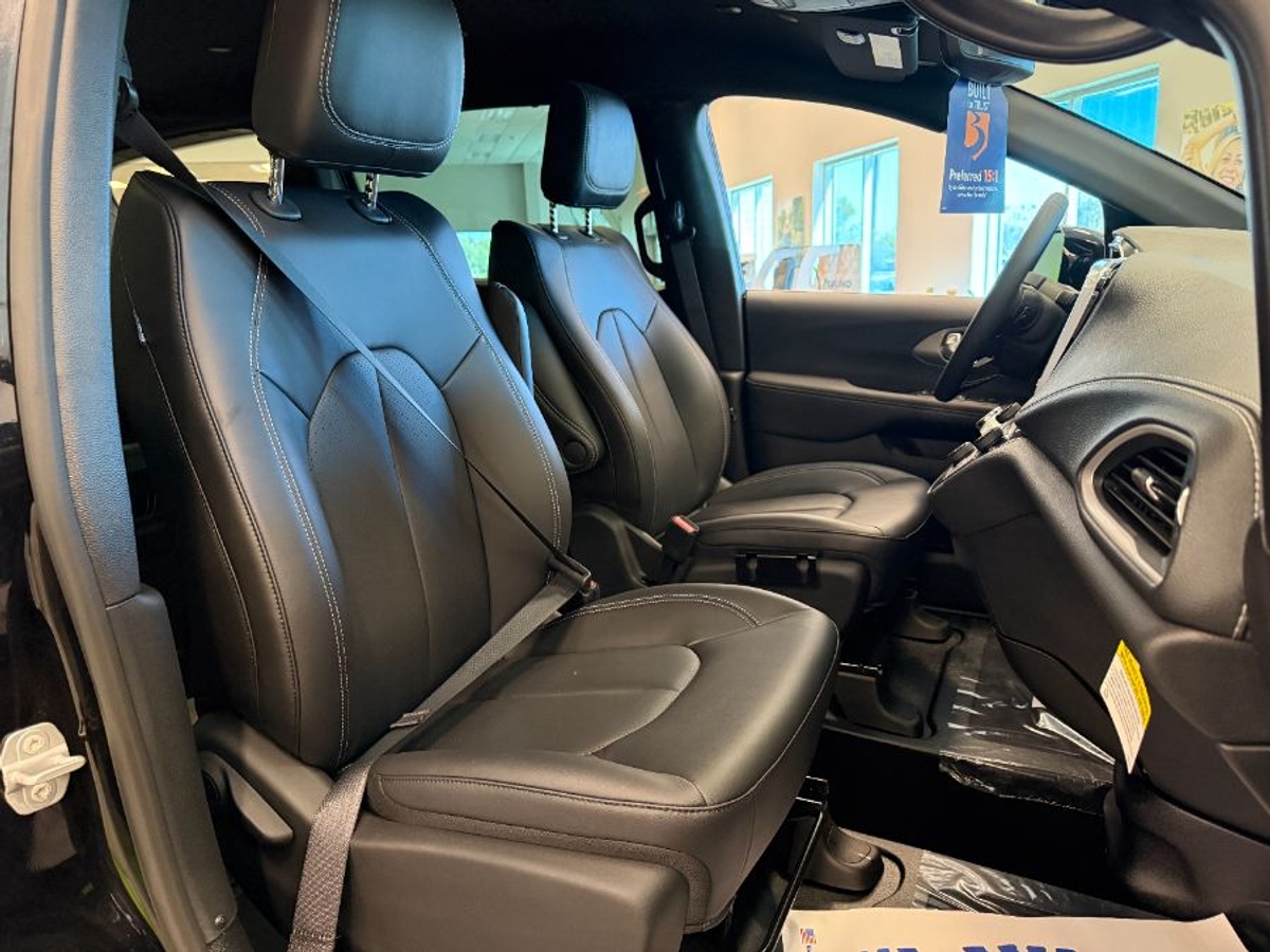 Black Chrysler Pacifica image number 10