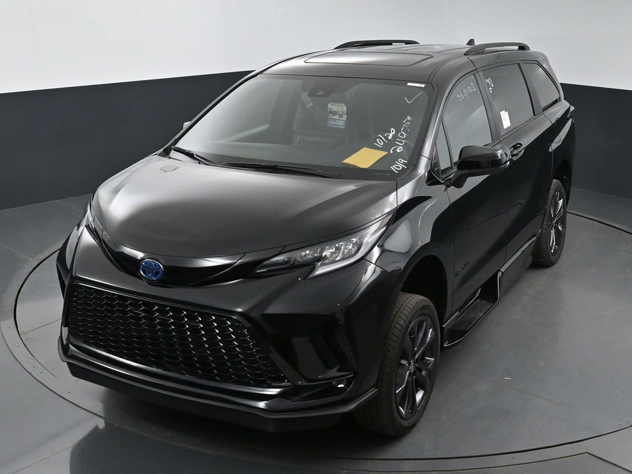 New 2025 Toyota Sienna Hybrid XSE Sport - BraunAbility Side Entry Entry In Floor Automatic Ramp