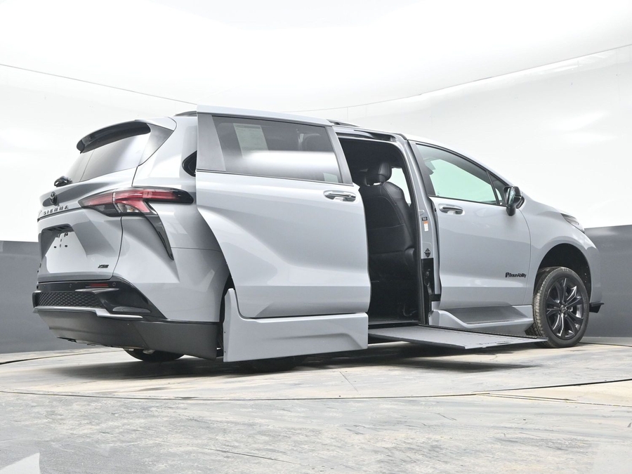 New 2025 Toyota Sienna Hybrid XSE Sport - BraunAbility Side Entry Entry In Floor Automatic Ramp