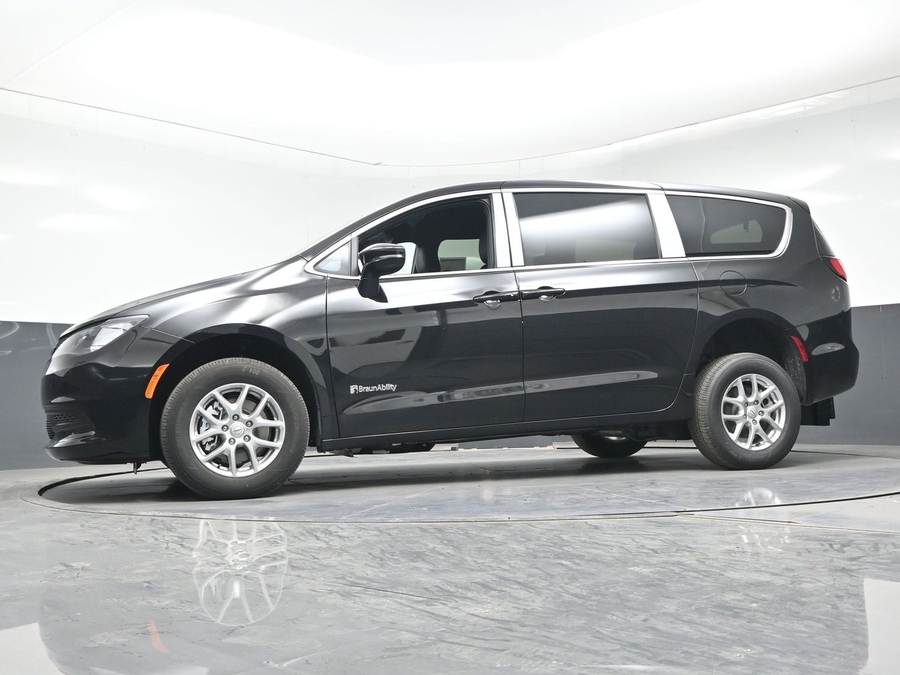 Black Chrysler Voyager image number 18